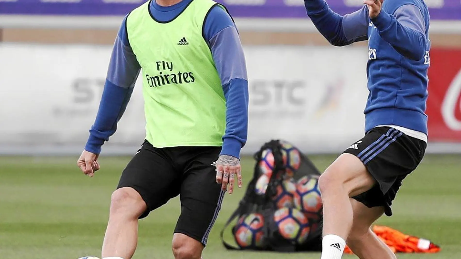 Ramos y Kroos, en el entrenamiento de ayer en Valdebebas.