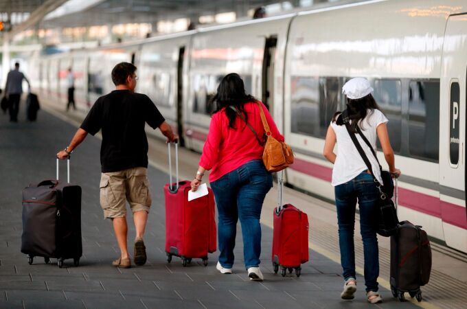 Un grupo de pasajeros se dispone a subir al primer AVE de la compañía Renfe que une las ciudades de Valencia y Sevilla
