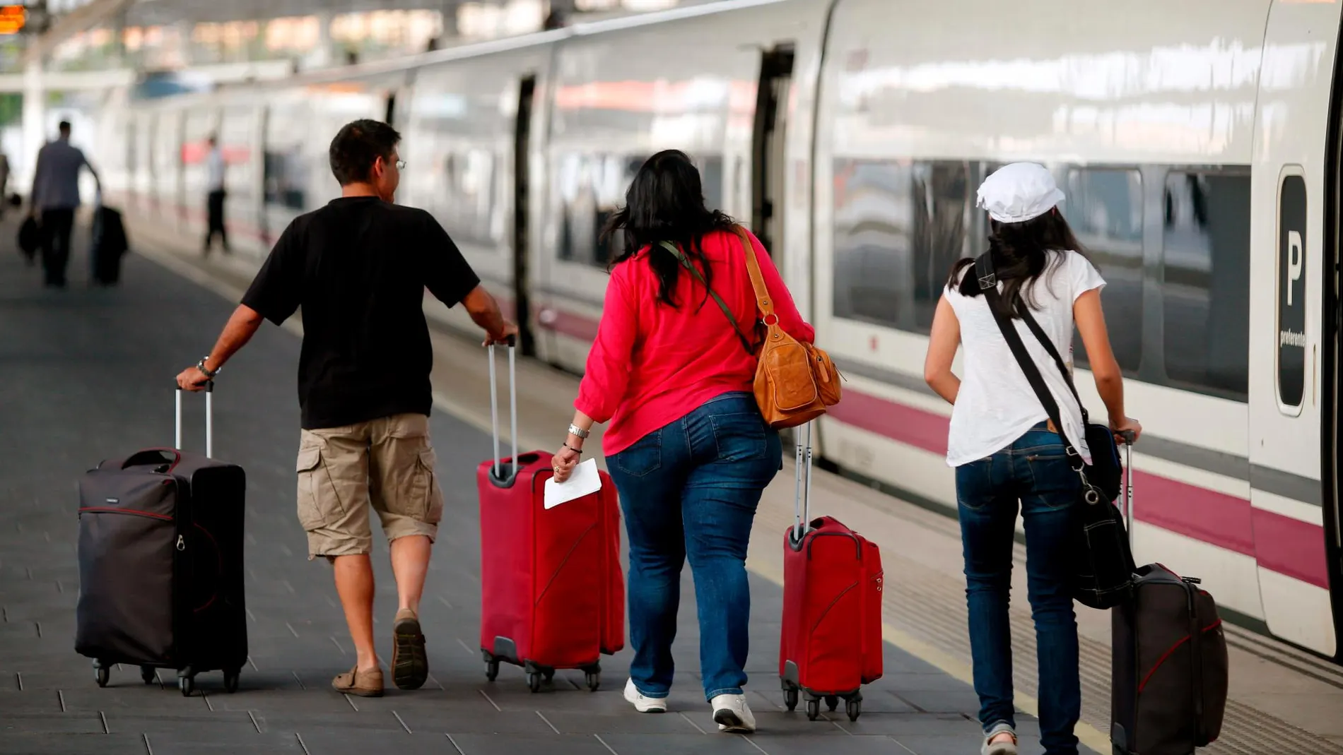Un grupo de pasajeros se dispone a subir al primer AVE de la compañía Renfe que une las ciudades de Valencia y Sevilla