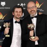 El actor y realizador Raúl Arévalo (i) y el guionista David Pulido, tras recibir los Premios Feroz a la "Mejor Dirección"y "Mejor guión"por su película "Tarde para la ira"