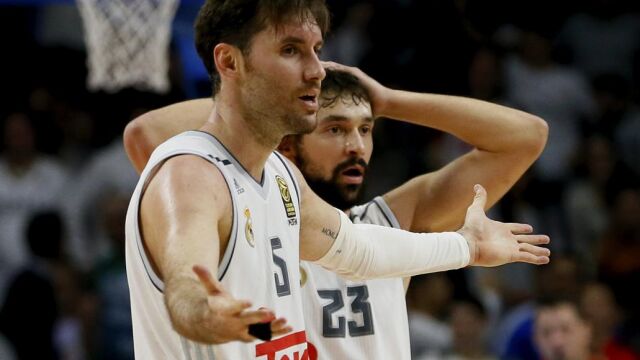 Rudy Fernández (i) y Sergio Llull, en los minutos finales del partido