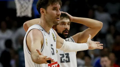 Rudy Fernández (i) y Sergio Llull, en los minutos finales del partido