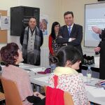 Antonio Silván conversa con profesores y alumnos de la escuela taller en presencia de Fernández Carriedo