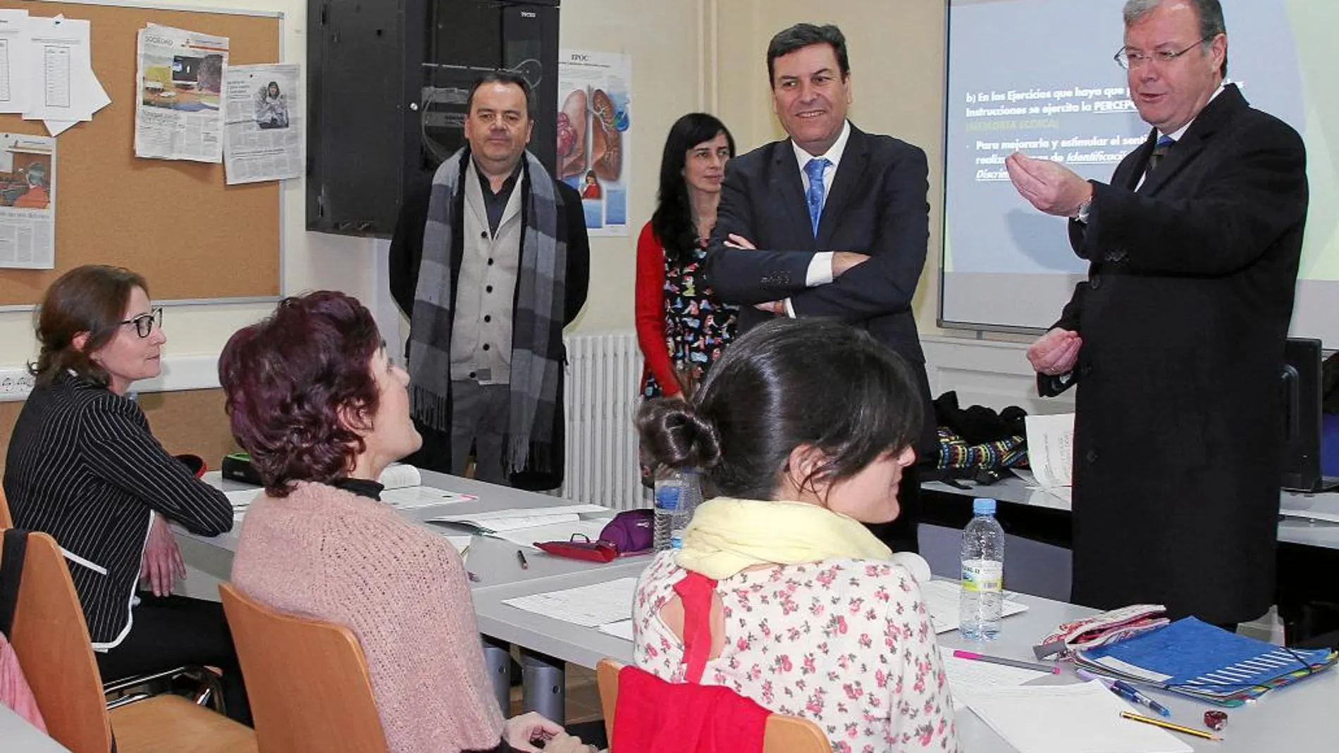 Antonio Silván conversa con profesores y alumnos de la escuela taller en presencia de Fernández Carriedo