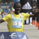 El keniano Francis Kiprop estableció, con un tiempo de 2h10:37 un nuevo récord del maratón de Madrid