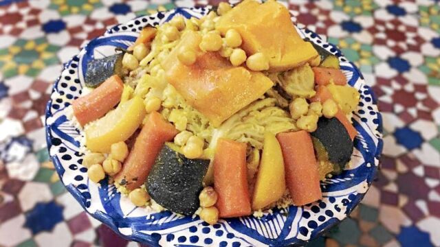 La cocina marroquí no se explica sin el vigoroso cuscús de verduras y carne. Restaurante Almunia ( calle de Bonaire,18)