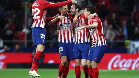 Morata, Vitolo y Correa felicitan a Godín por el gol