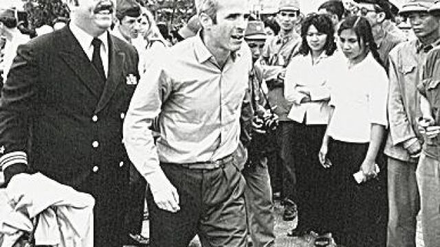 McCain, tras su liberación en 1973