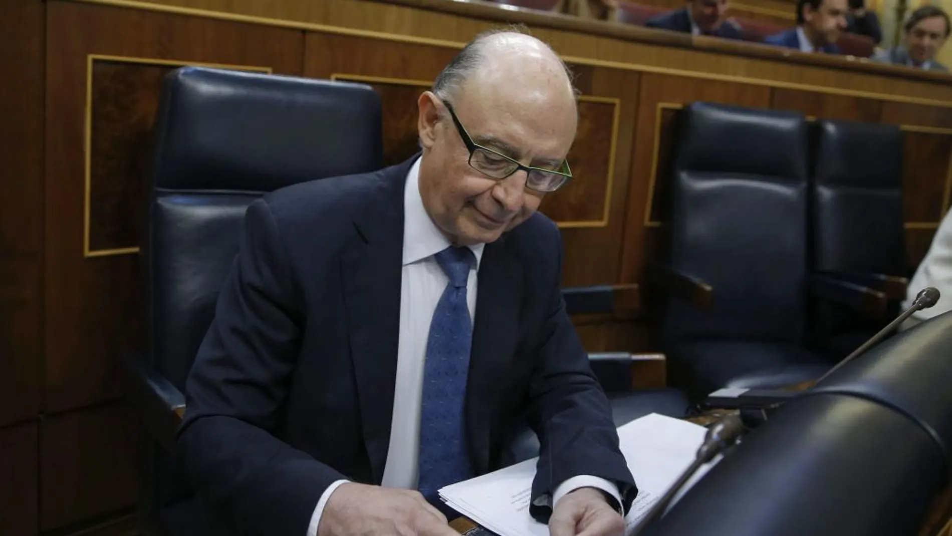El ministro de Hacienda, Cristóbal Montoro, antes de su intervención en el debate de los Presupuestos Generales del Estado de 2017