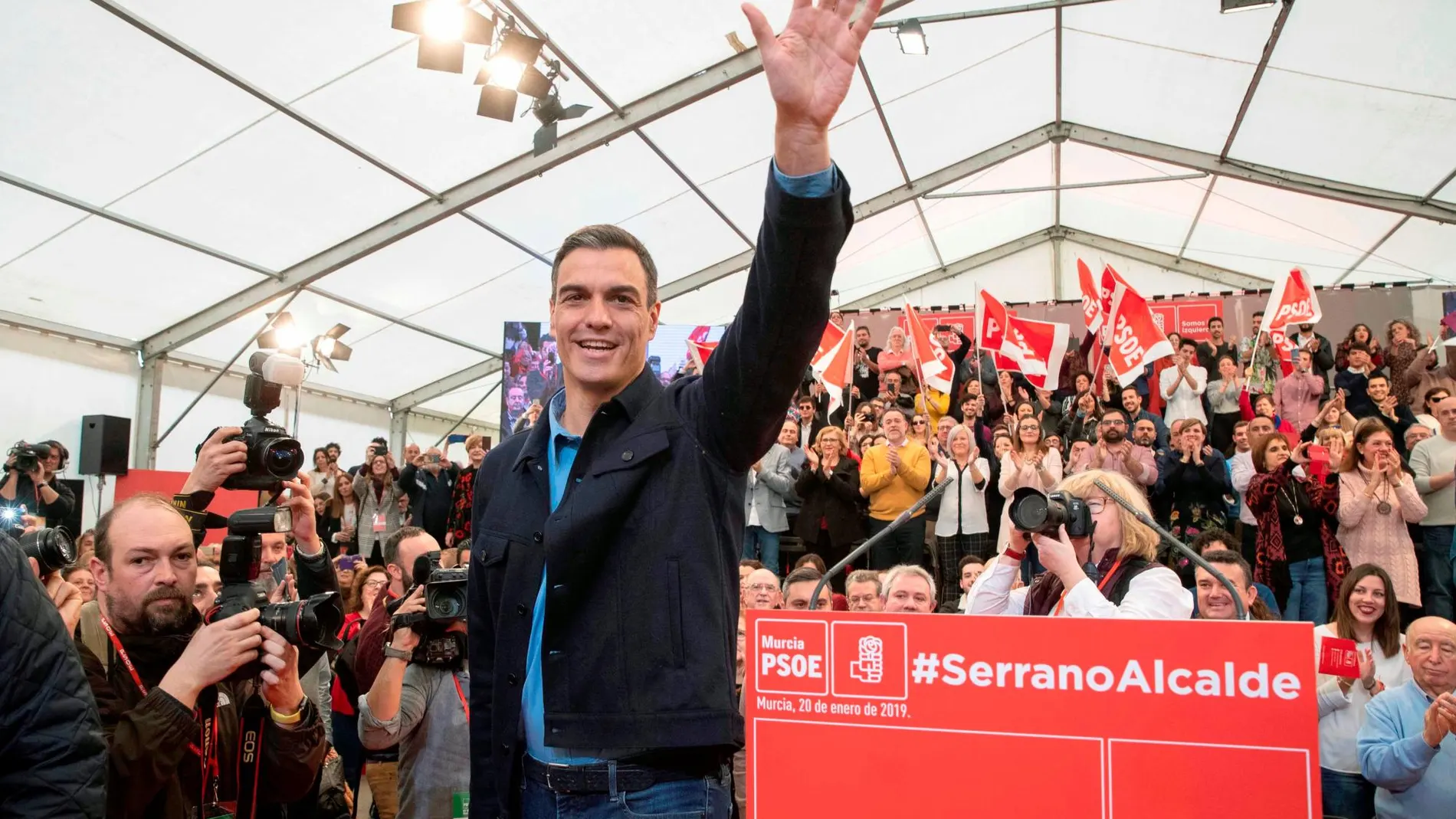 El presidente Pedro Sánchez, en la carpa de Puente Tocinos donde presentó al candidato a la Alcaldía de Murcia