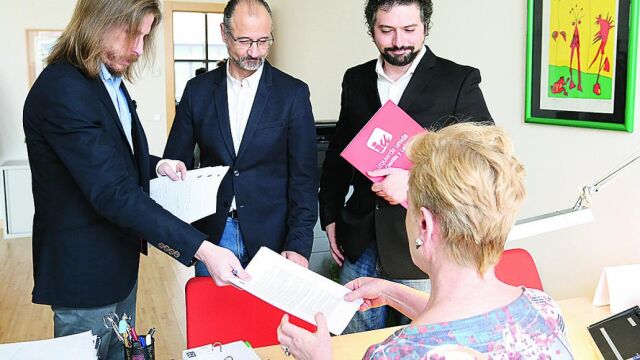 Pablo Fernández, Luis Fuentes y José Sarrión en el momento de registrar la iniciativa en las Cortes regionales.