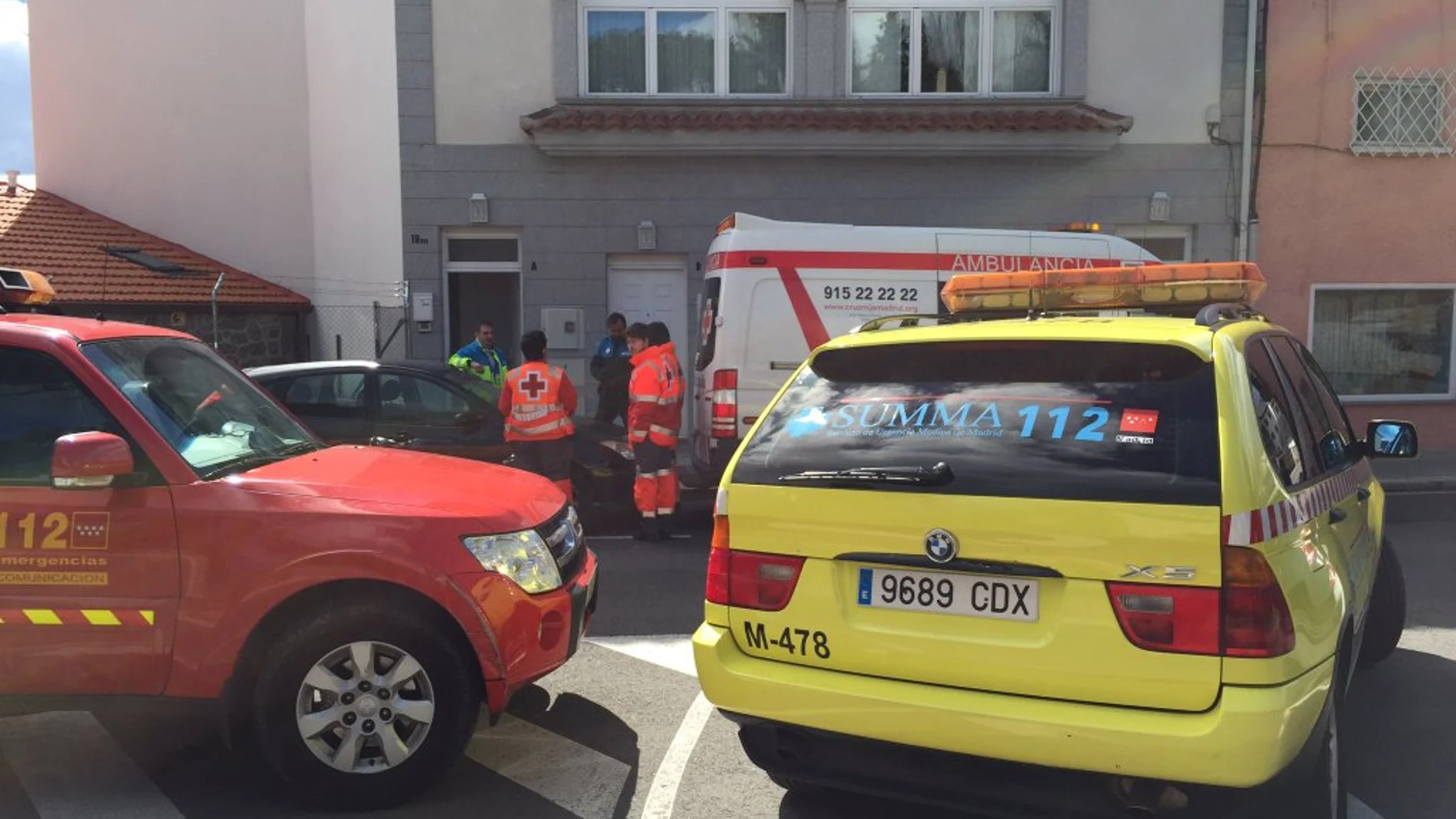 Los servicios de emergencia en la puerta del domicilio de la víctima, en Hoyo de Manzanares.