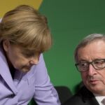 Juncker, junto a la canciller alemana, Angela Merkel.