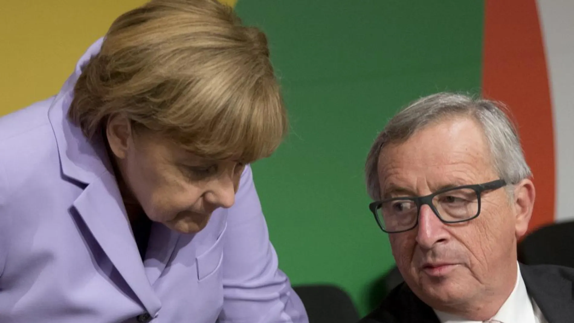 Juncker, junto a la canciller alemana, Angela Merkel.