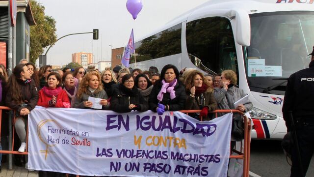 El PSOE pagó autobuses para protestar ante el Parlamento durante la investidura de Juanma Moreno / Foto: Manuel Olmedo