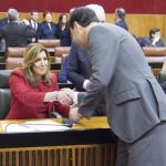 El lider andaluz del PP, Juanma Moreno, saluda a la presidenta de Andalucía, Susana Díaz, durante el pleno extraordinario celebrado hoy con motivo del Día de Andalucía