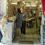 El exterior de la librería invita a entrar con un público que se centra en el amante de los libros local. Foto: Miquel González/Shooting