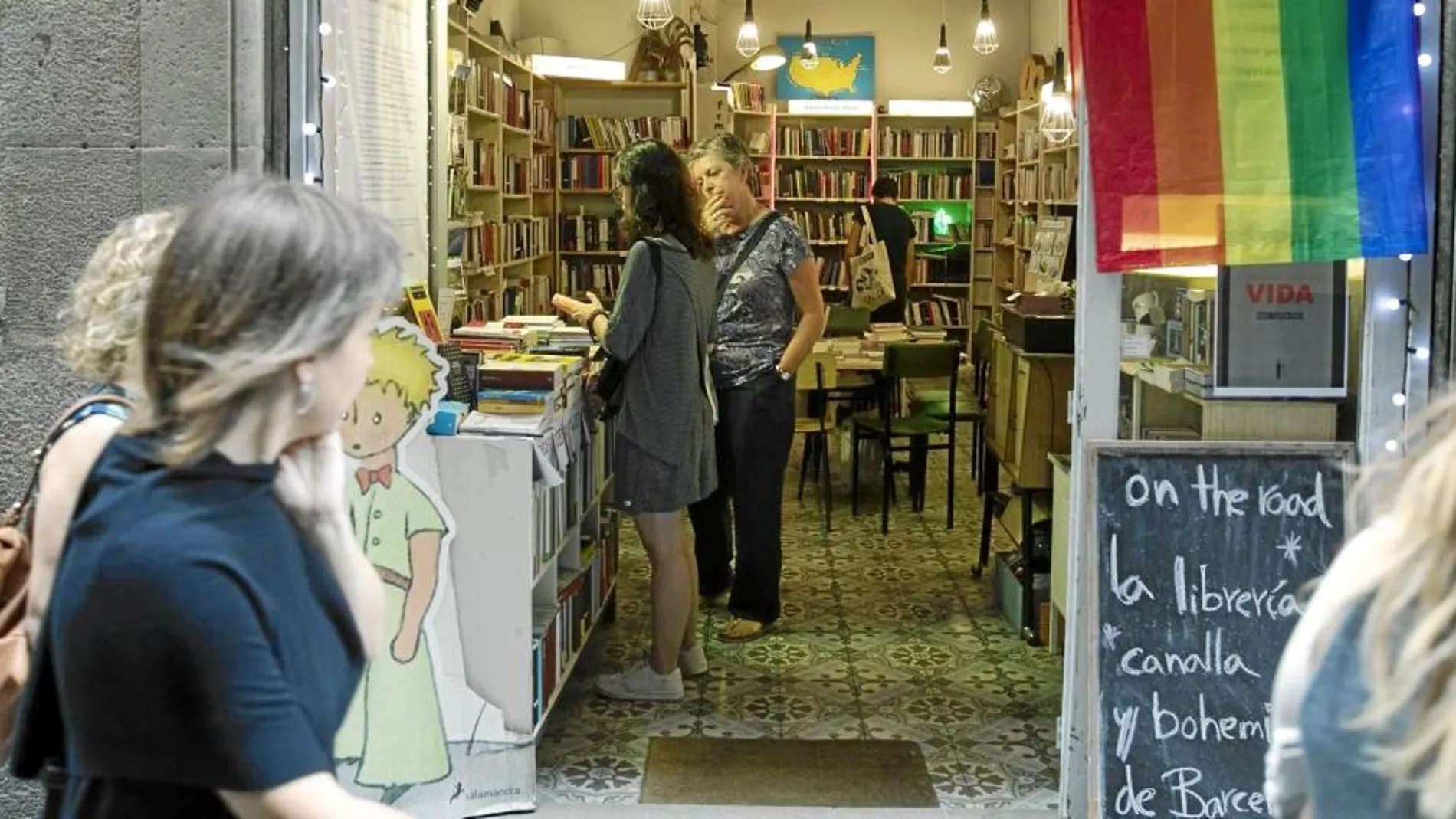 El exterior de la librería invita a entrar con un público que se centra en el amante de los libros local. Foto: Miquel González/Shooting