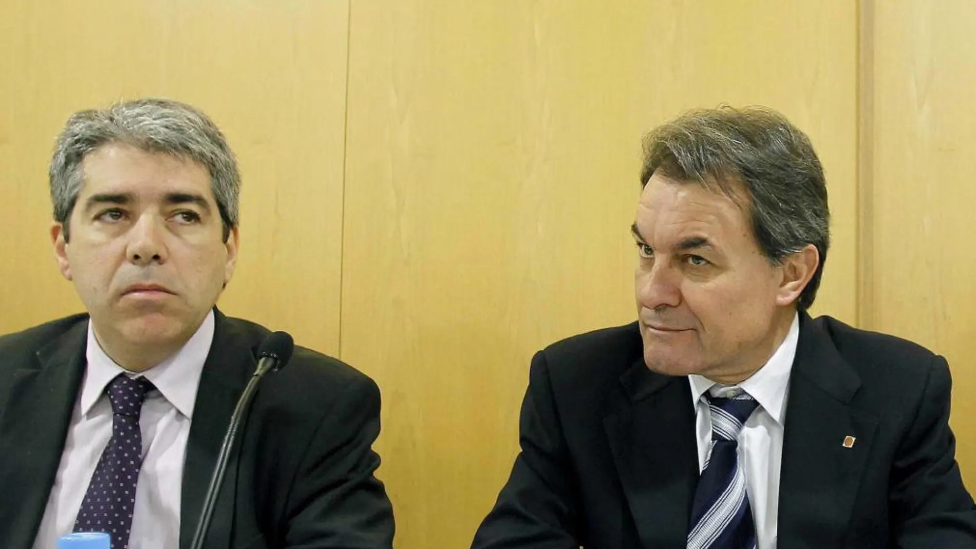 El ex presidente de la Generalitat Artur Mas (c), y el exvicesecretario, Francesc Homs (i)