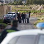 Policia judicial junto a la casa sita en una zona rural en Cartagena (Murcia) en cuyo porche ha sido hallado el hombre