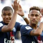 Neymar aplaude tras un partido