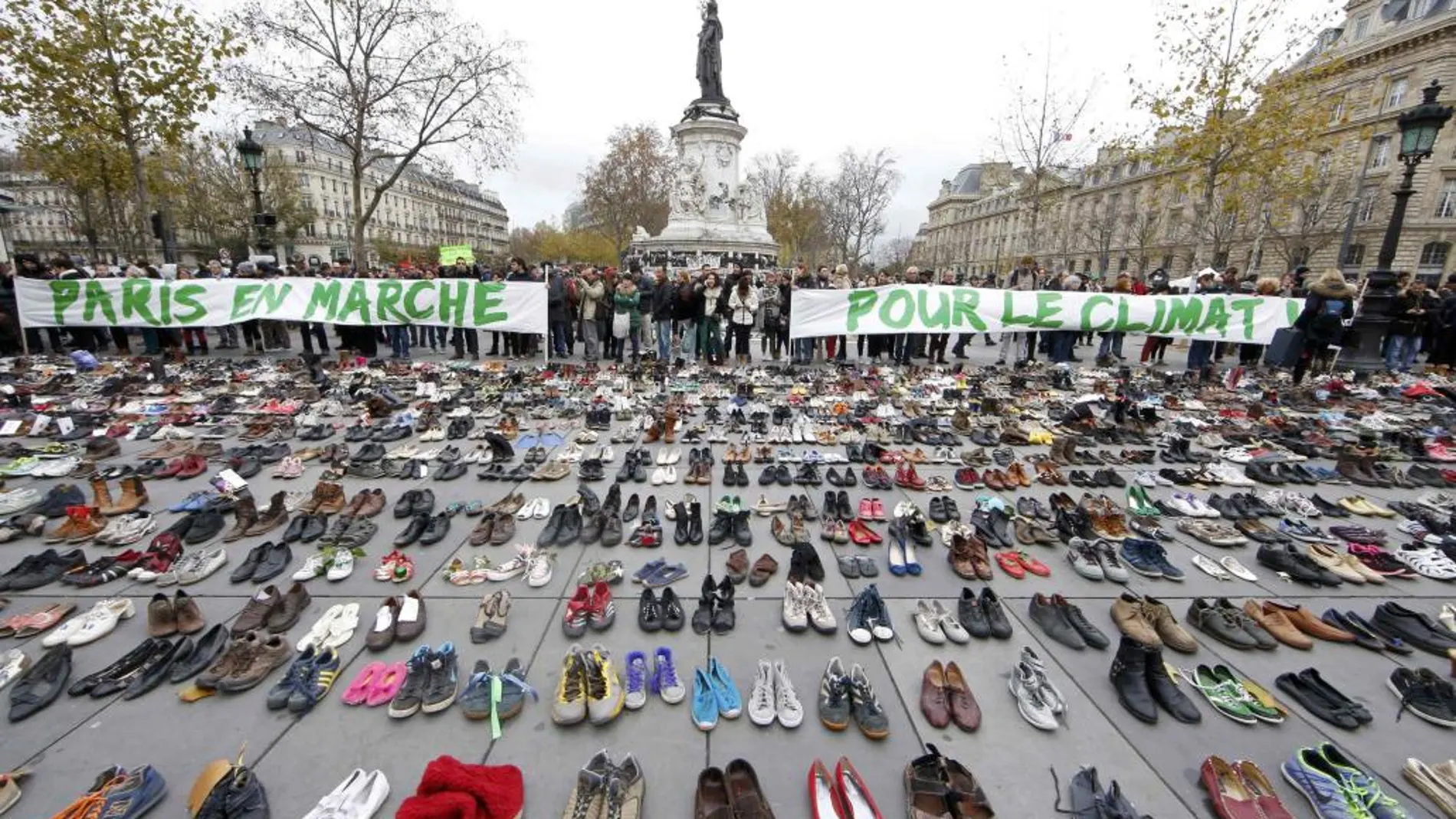 Miles de zapatos en la Plaza de la República