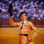 Ángel Jiménez dando una vuelta al ruedo en la Maestranza de Sevilla