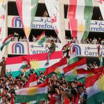 Varios jóvenes apoyan la consulta en Erbil, el feudo del presidente kurdo Barzani