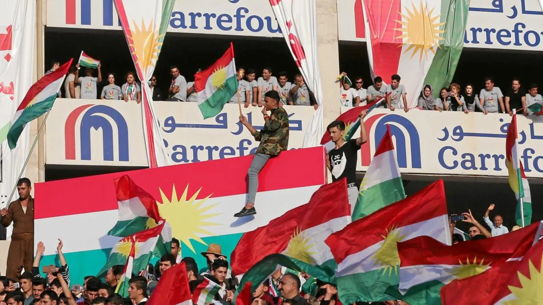 Varios jóvenes apoyan la consulta en Erbil, el feudo del presidente kurdo Barzani