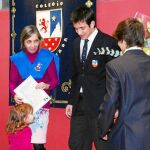 María Jesús Prieto junto con dos de sus hijos y una nieta, cuando recibió el reconocimiento como Abuela de Honor del Colegio Internacional Peñacorada de León.