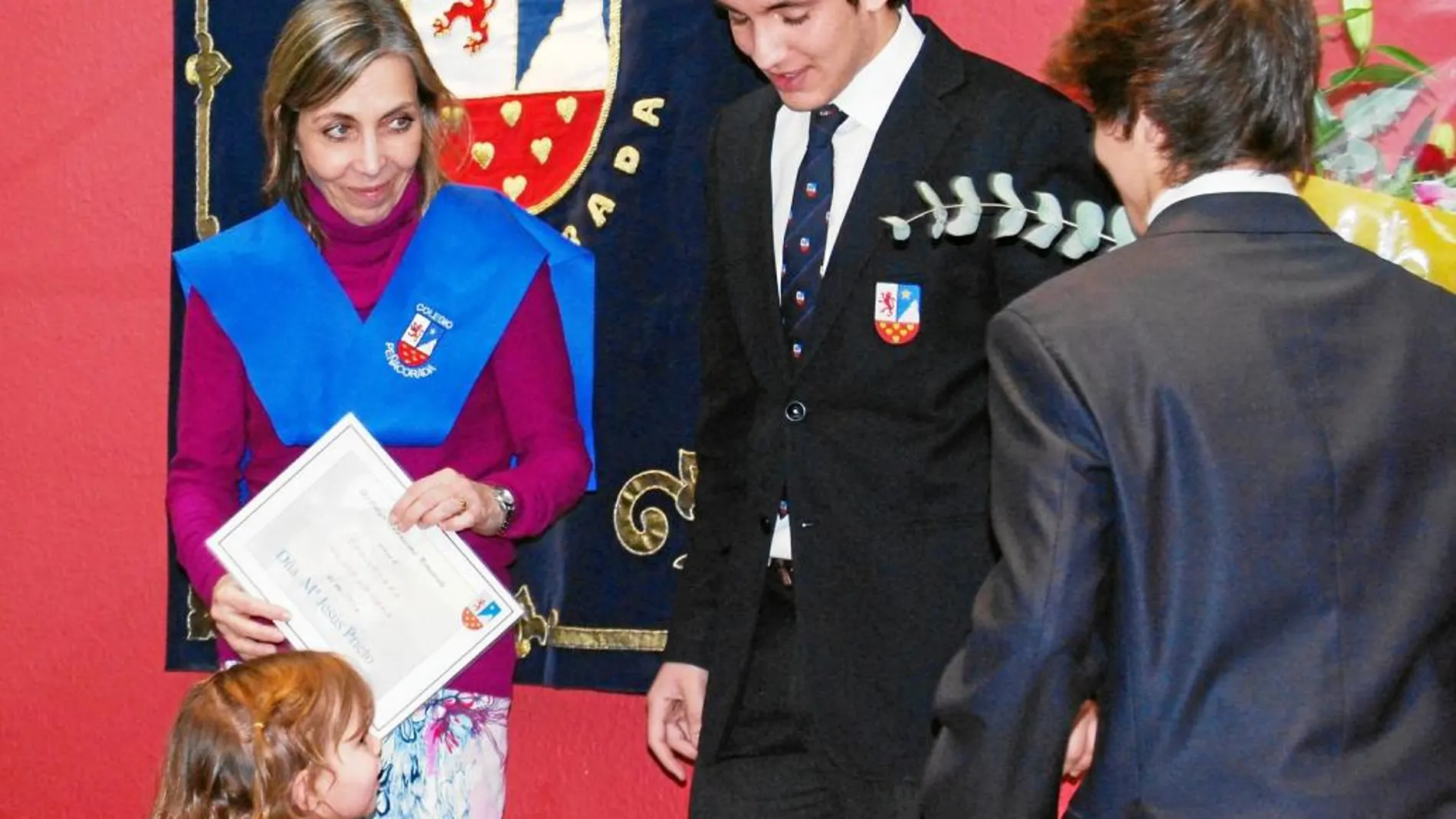 María Jesús Prieto junto con dos de sus hijos y una nieta, cuando recibió el reconocimiento como Abuela de Honor del Colegio Internacional Peñacorada de León.