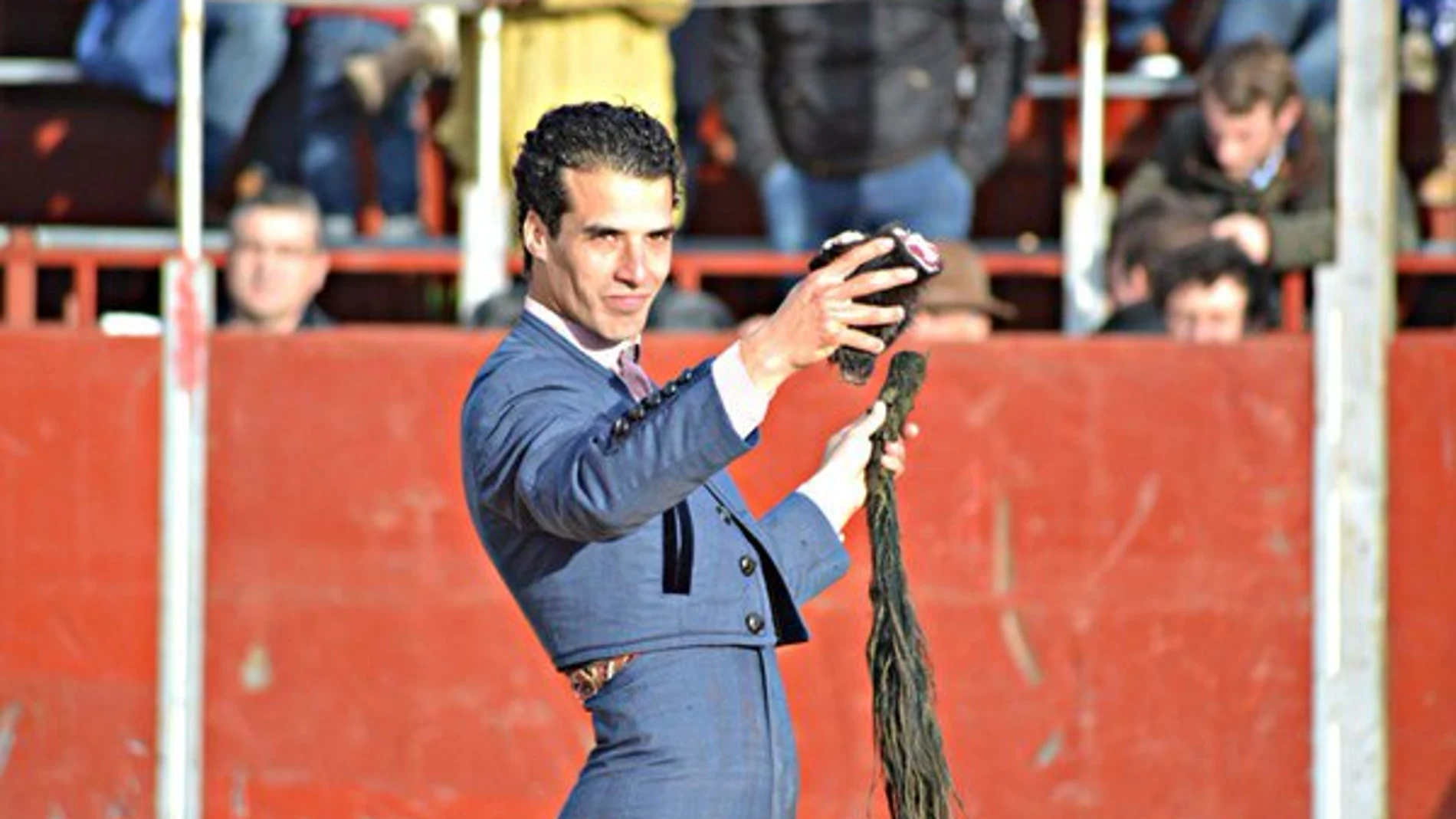 Morenito de Aranda, tras cortar dos orejas y rabo en el festival de Candeleda (Ávila)