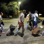 Ciudadanos venezolanos emprenden en plena noche la travesía de casi doscientos kilómetros desde Cúcuta (en la frontera entre Venezuela y Colombia) y Bucaramanga