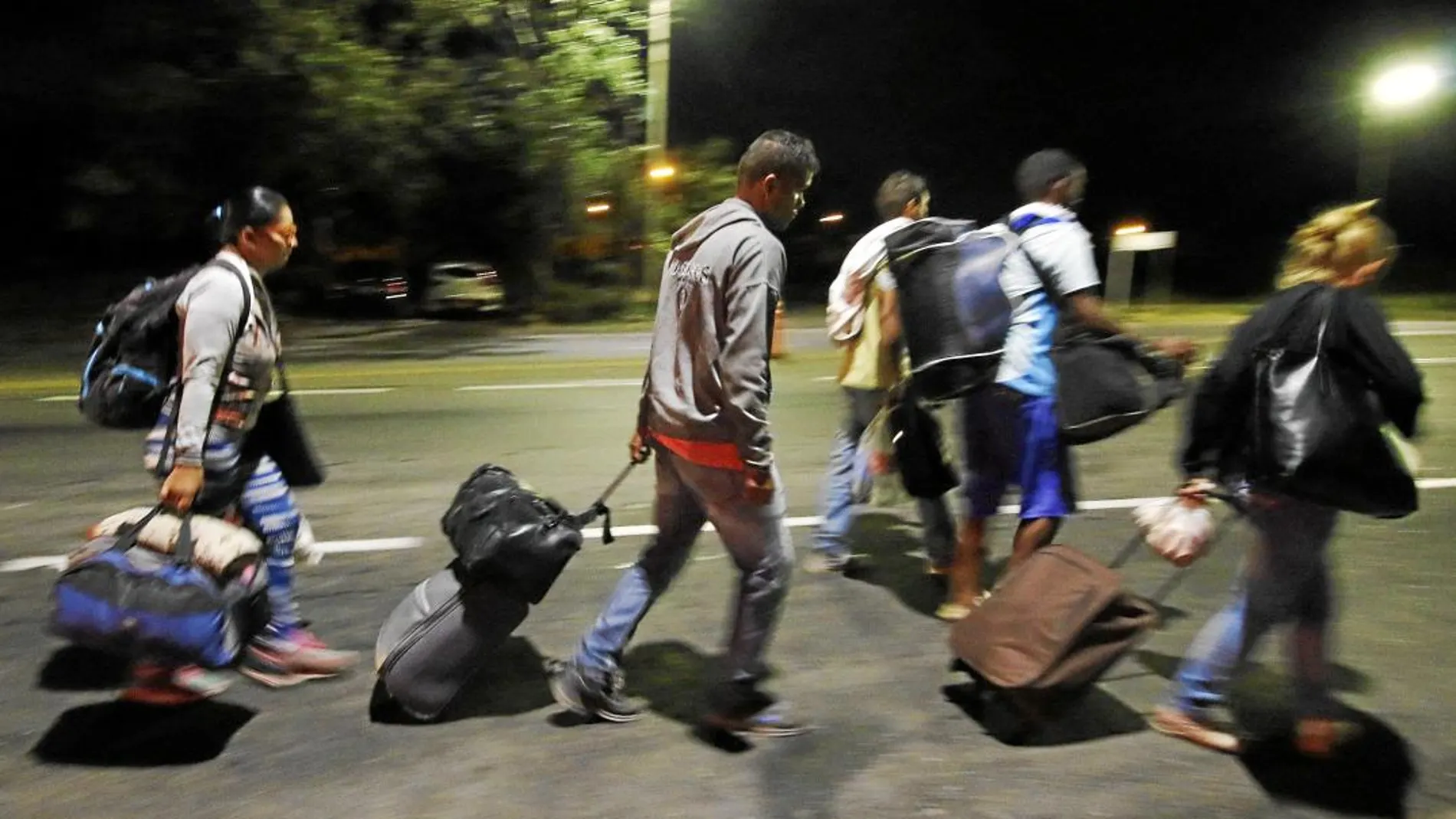 Ciudadanos venezolanos emprenden en plena noche la travesía de casi doscientos kilómetros desde Cúcuta (en la frontera entre Venezuela y Colombia) y Bucaramanga