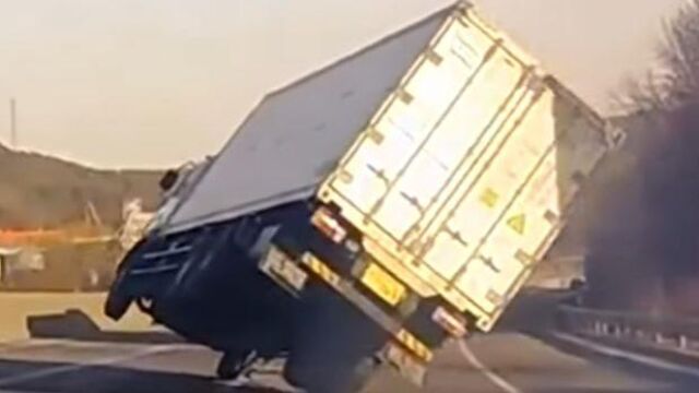 Al ver esta imagen es complicado imaginar que el conductor lograra solventar la situación sin provocar ningún incidente