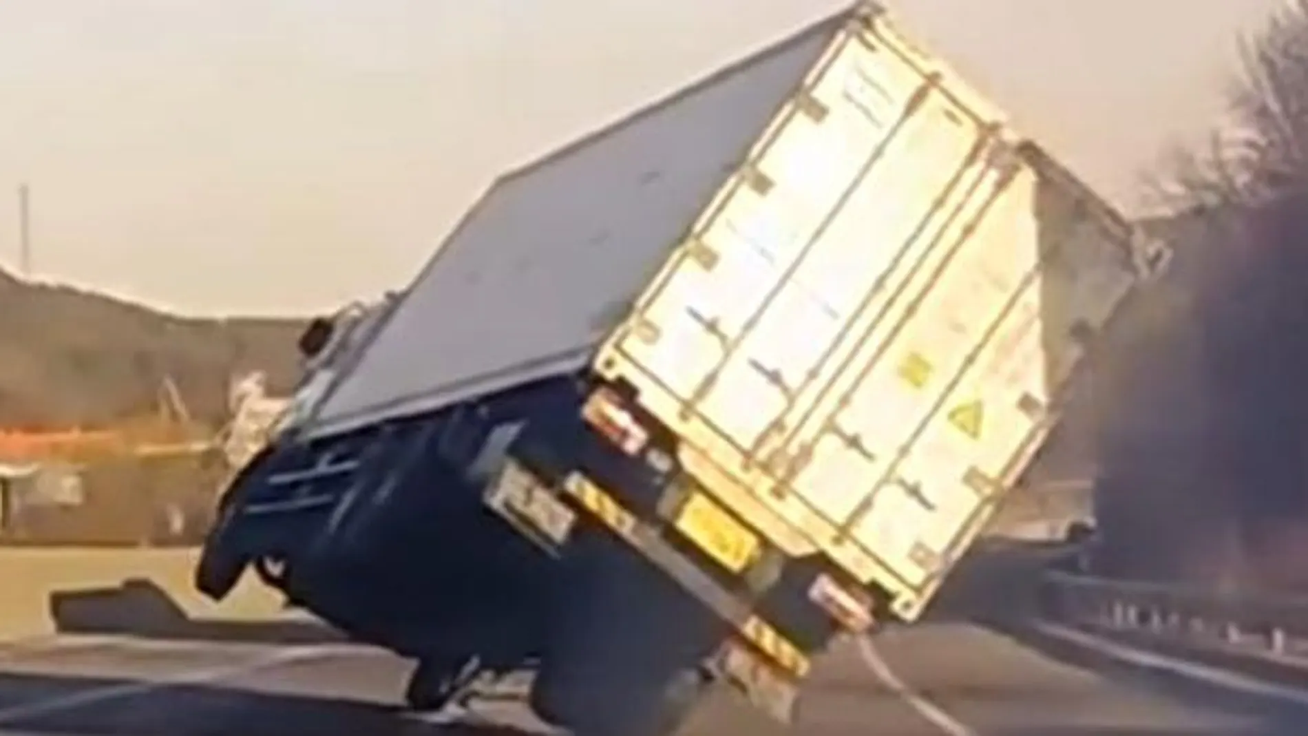 Al ver esta imagen es complicado imaginar que el conductor lograra solventar la situación sin provocar ningún incidente