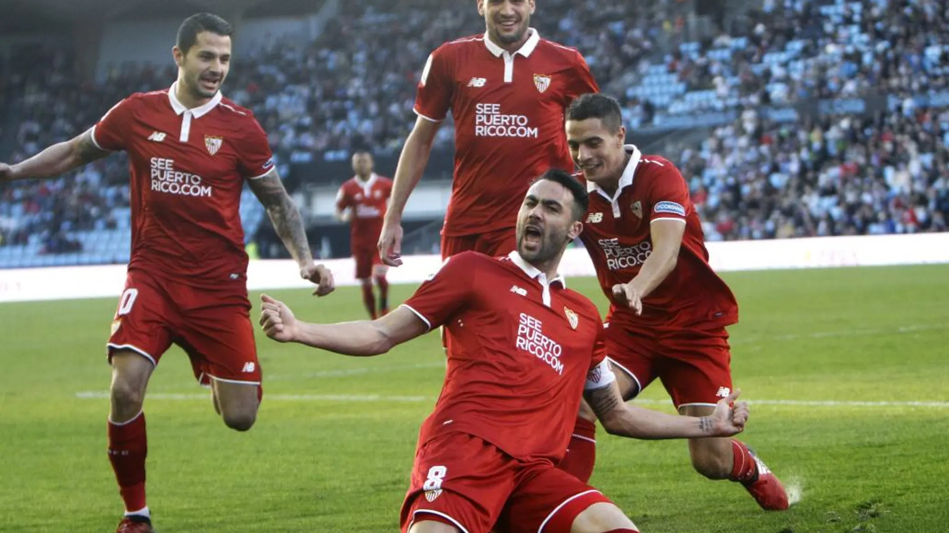 Vicente Iborra, de rodillas, celebra el primero de los tres goles que marcó ayer en Balaídos