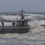 Pescadores recogen sus redes ante la llegada del «Mangkhut»/Foto: Efe