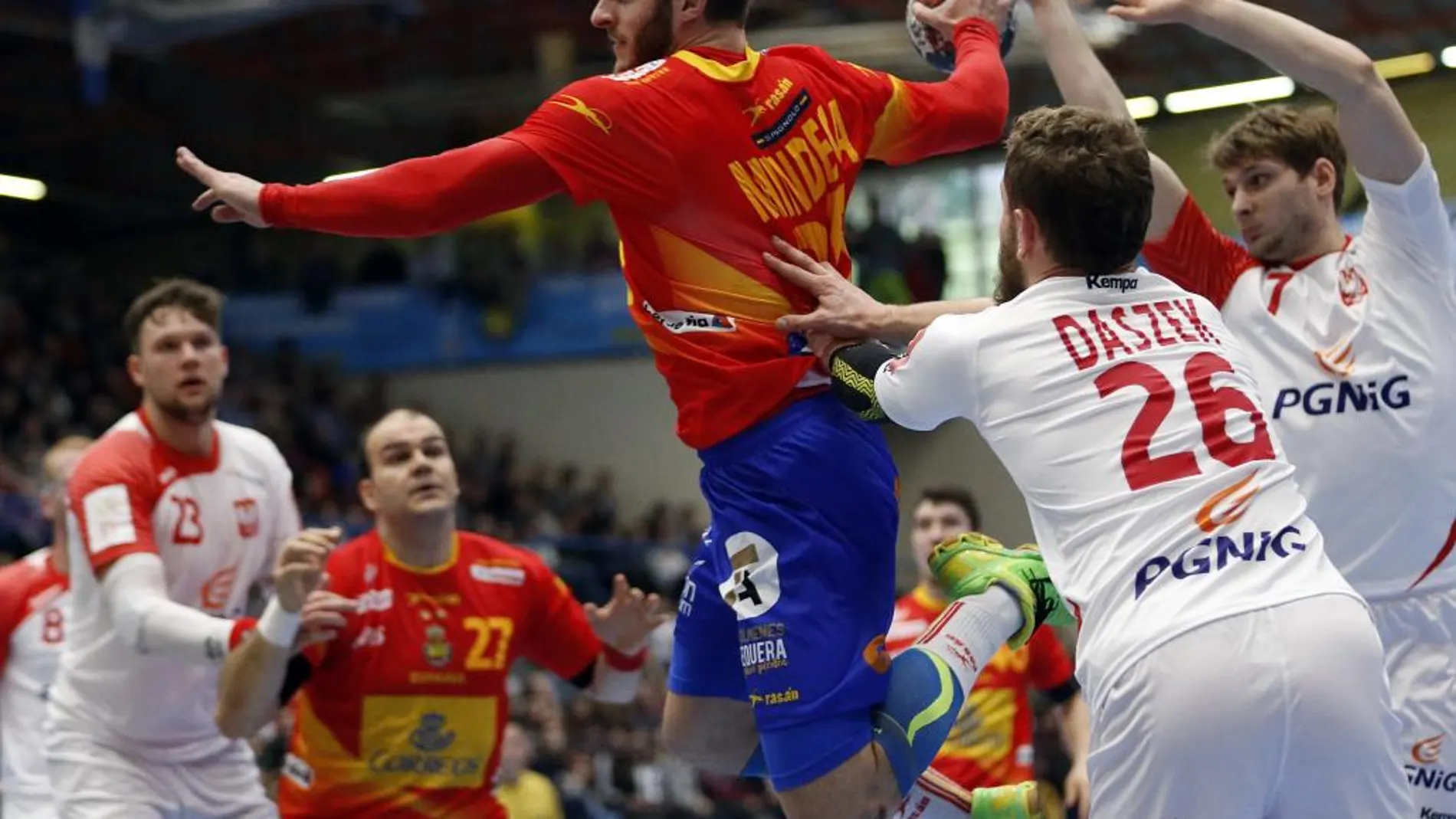 El jugador de España Niko Mindegia (c) ataca ante Polonia