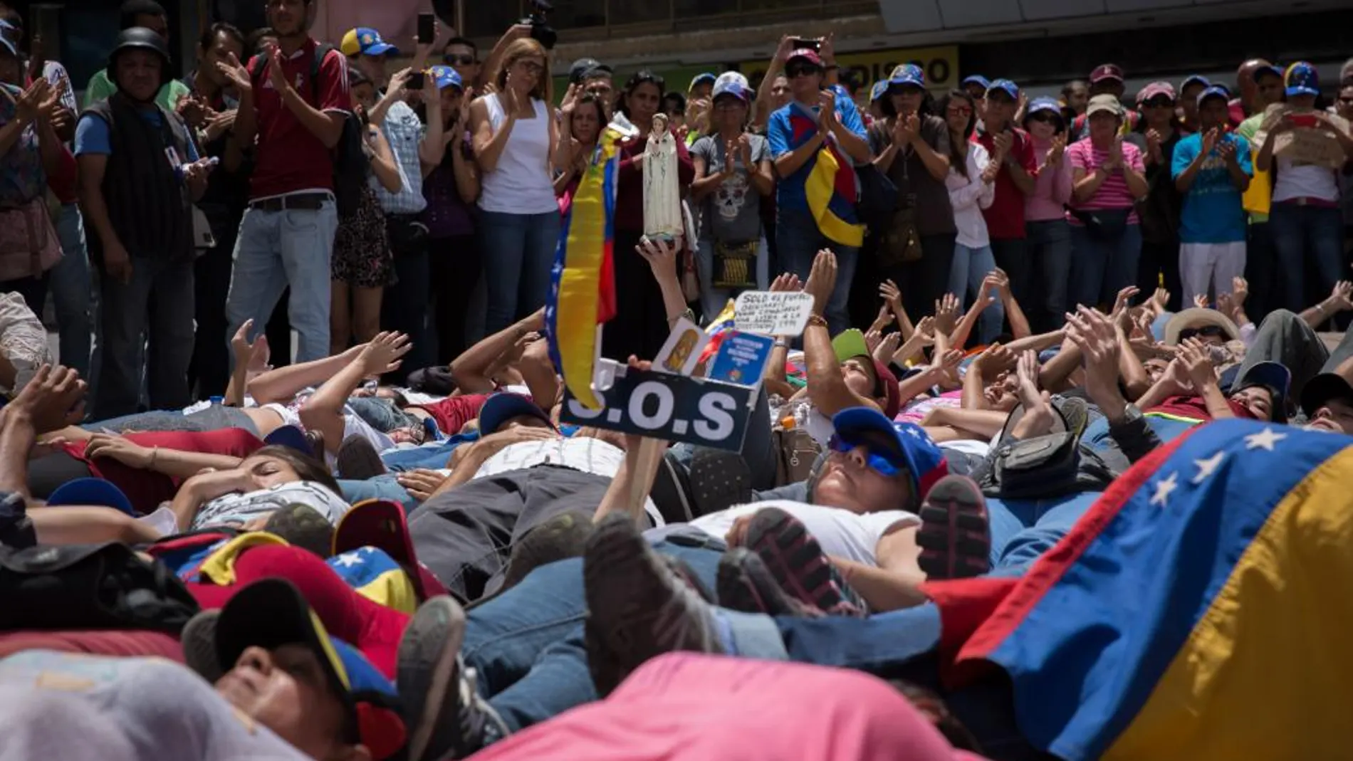 Manifestantes opositores en Caracas