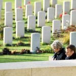 Theresa May y Emmanuel Macron visitaron ayer el cementerio de las víctimas de la Gran Guerra en Thiepval (Francia)
