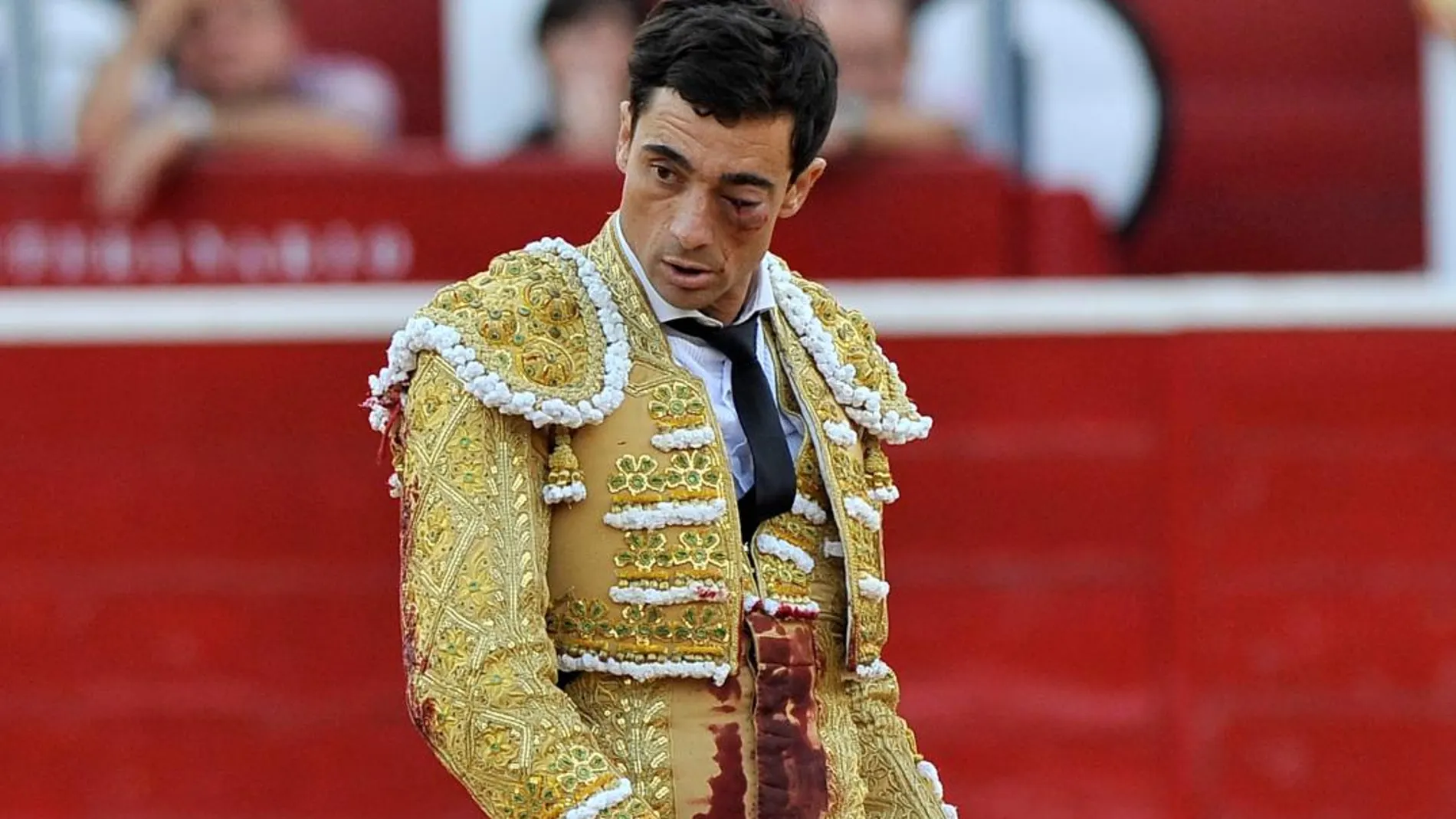 El diestro Paco Ureña tras recibir un fuerte pitonazo en el ojo. Foto: Efe / Manu