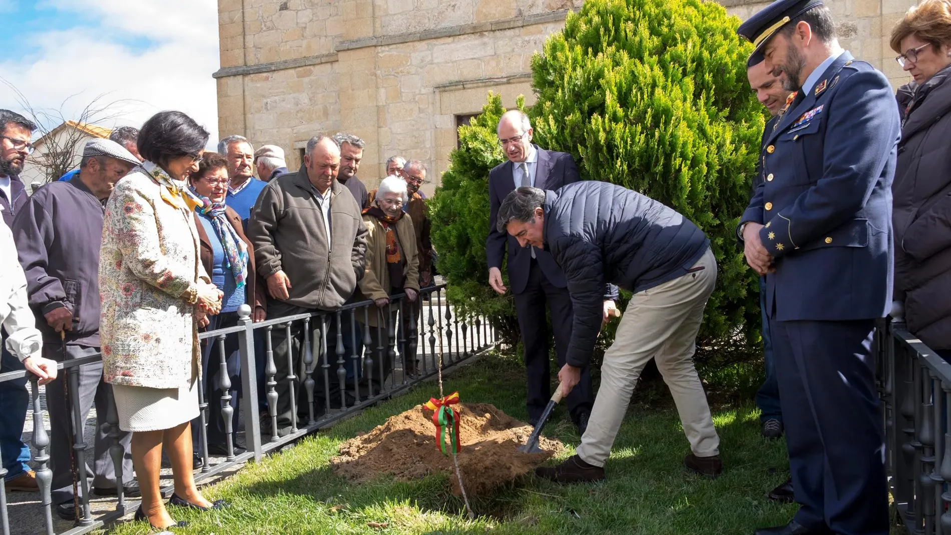 El presidente de la Diputación de Salamanca, Javier Iglesias, junto al cabeza de lista al Congreso, José Antonio Bermúdez de Castro, asisten a los actos con motivo de la Fiesta del Almendro en La Fregeneda (Salamanca)
