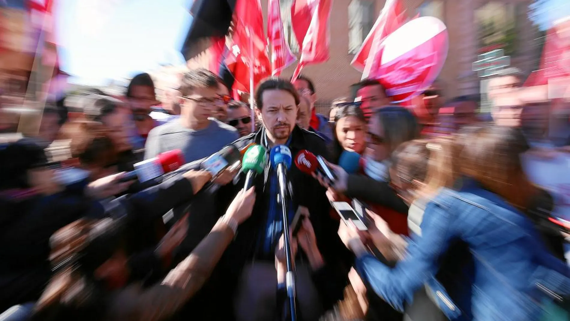 El líder de Podemos, Pablo Iglesias, atiende a los medios de comunicación en la manifestación del 1 de Mayo