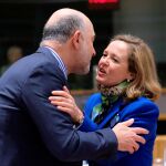Pierre Moscovici y Nadia Calviño se saludan antes de la reunión de ministros de Economía y Finanzas de la UE en Bruselas