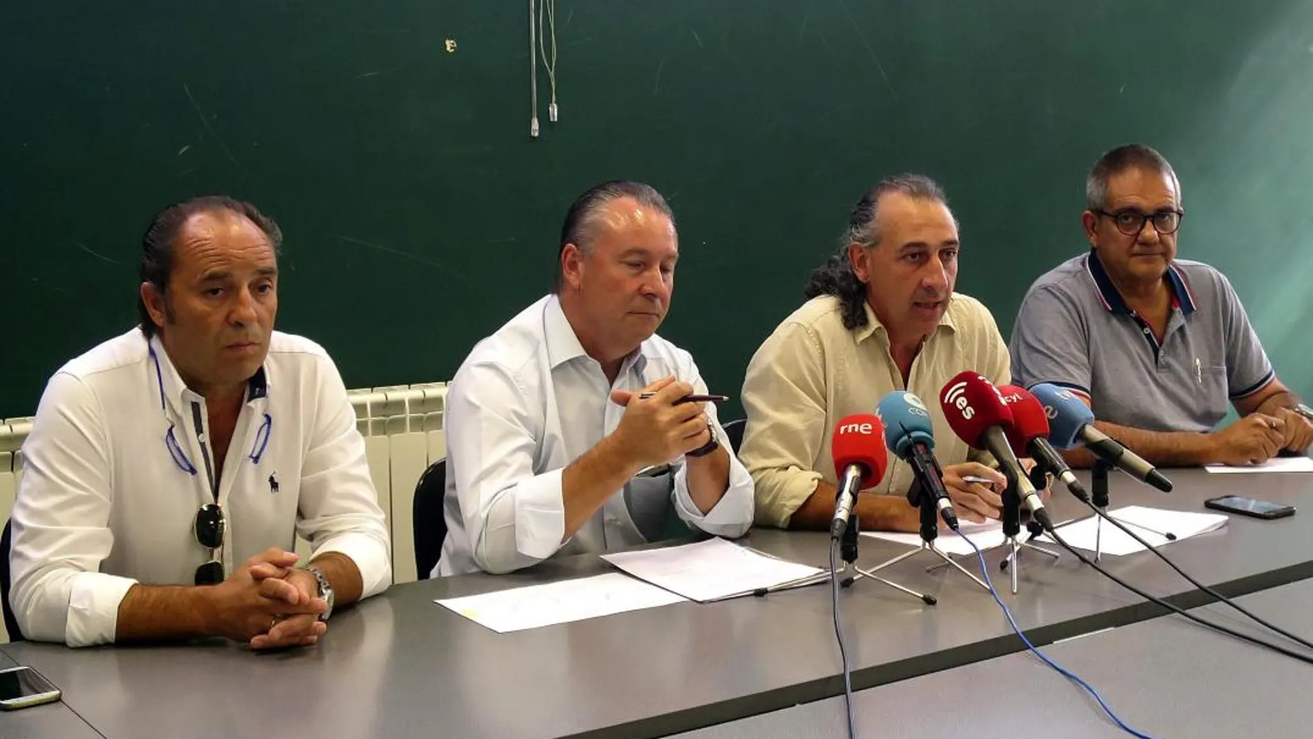 Los líderes de Asaja y de la Uccl, Donaciano Dujo y Jesús Manuel González Palacín, anuncian las movilizaciones