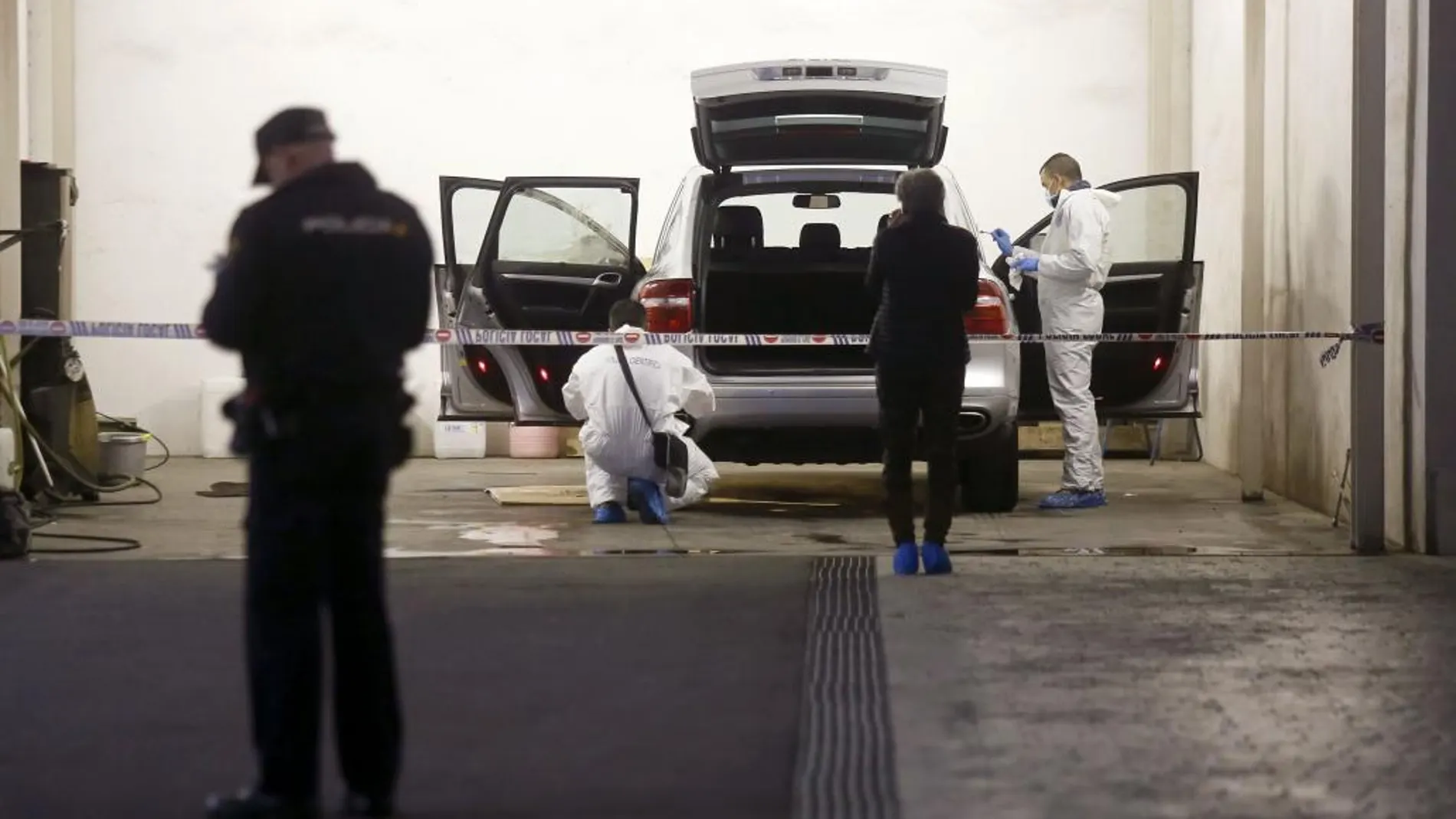 La policía científica registra el vehículo en el que la viuda del expresidente de la extinta Caja de Ahorros del Mediterráneo (CAM), Vicente Sala