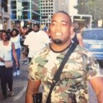 La Policía divulgó la fotografía de una "persona de interés"en el caso, un hombre joven, negro y corpulento que viste una camiseta de estampación militar y porta lo que en la imagen parece un rifle, y pidió ayuda ciudadana para identificarle