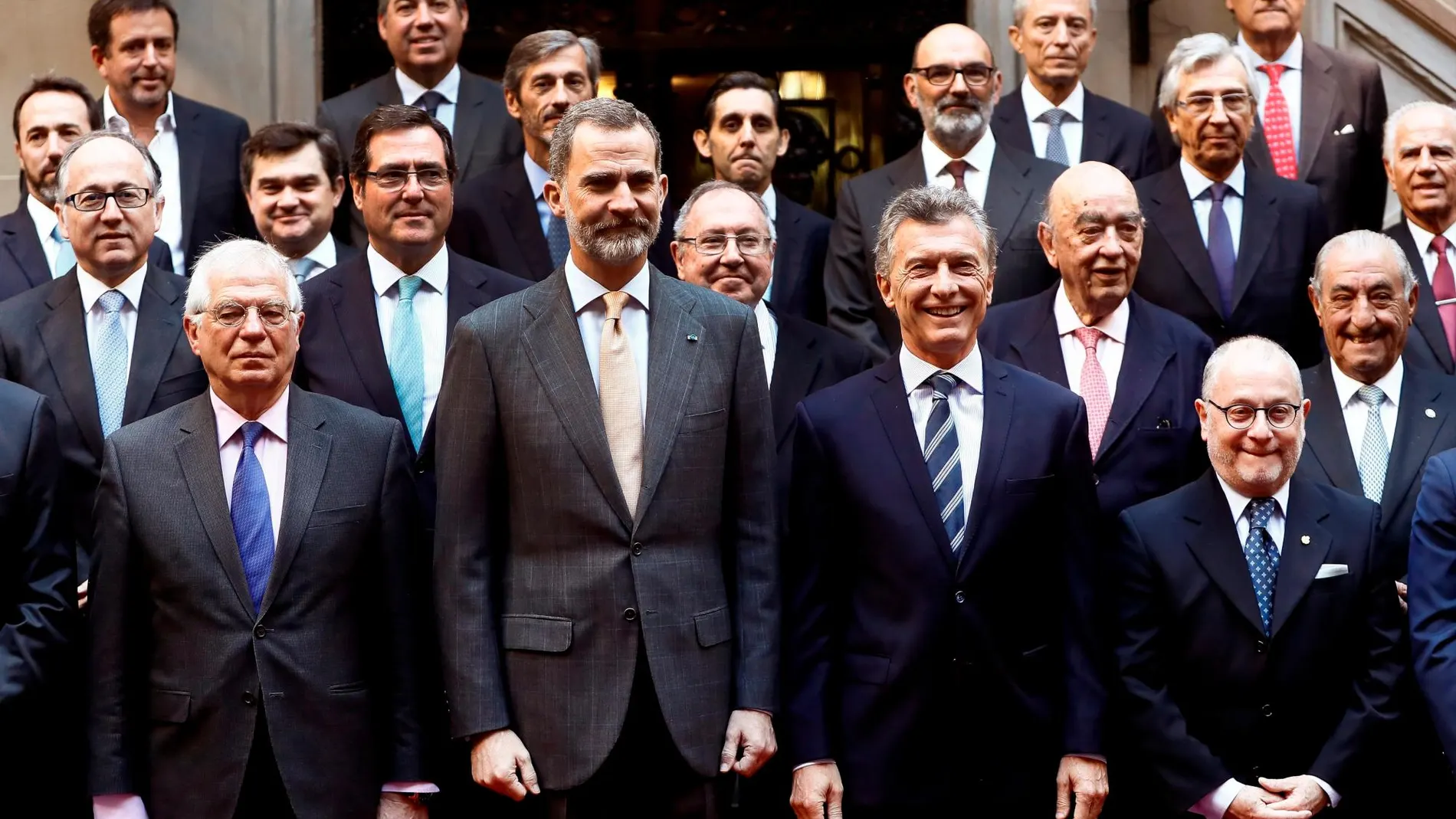 Felipe VI, Mauricio Macri y Josep Borrell, entre otros, y posan para una foto de familia en Buenos Aires