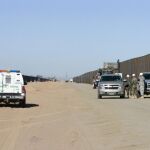 Fotografía de archivo del 21 de febrero de 2007 de la construcción del segundo muro en la frontera entre Yuma (Arizona) y México. Esta triple barrera en Yuma es la que Donald Trump describió como "modelo"para construir su "gran muro"